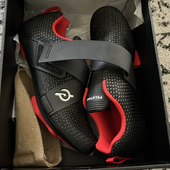 Peloton cycling shoes - Picture 3 of 5